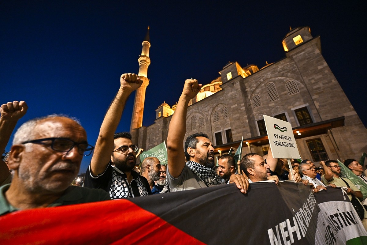 Filistin'e Destek Platformu üyeleri, "Gazze'nin Zaferi İçin Duaya Davet" programı kapsamında...