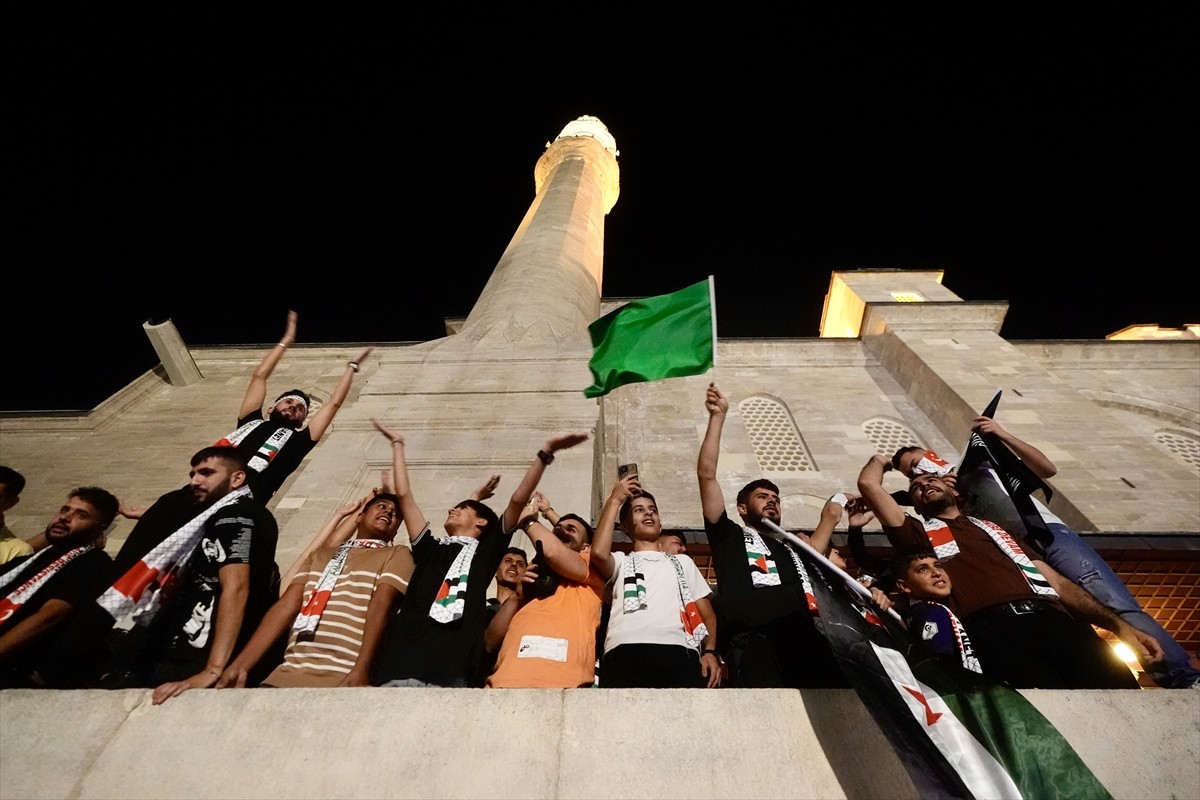 Filistin'e Destek Platformunun "Gazze için ellerimizi semaya kaldırıyoruz" çağrısıyla Fatih...