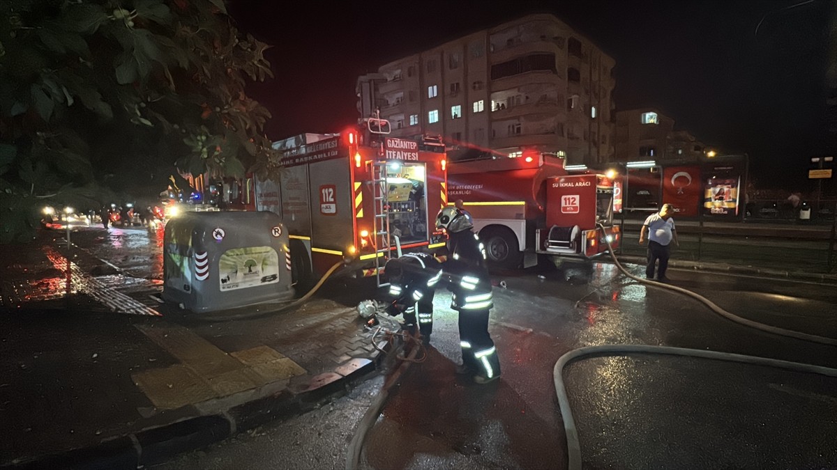 Gaziantep'in merkez Şehitkamil ilçesinde 7 katlı binanın teras katında çıkan yangın söndürüldü. 12...