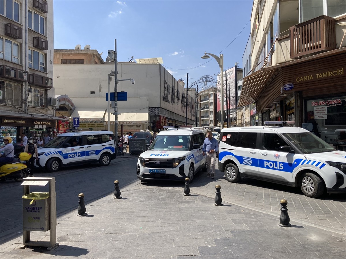 Gaziantep'te kent merkezindeki cep telefonu satıcılarına yönelik kaçakçılık operasyonu...