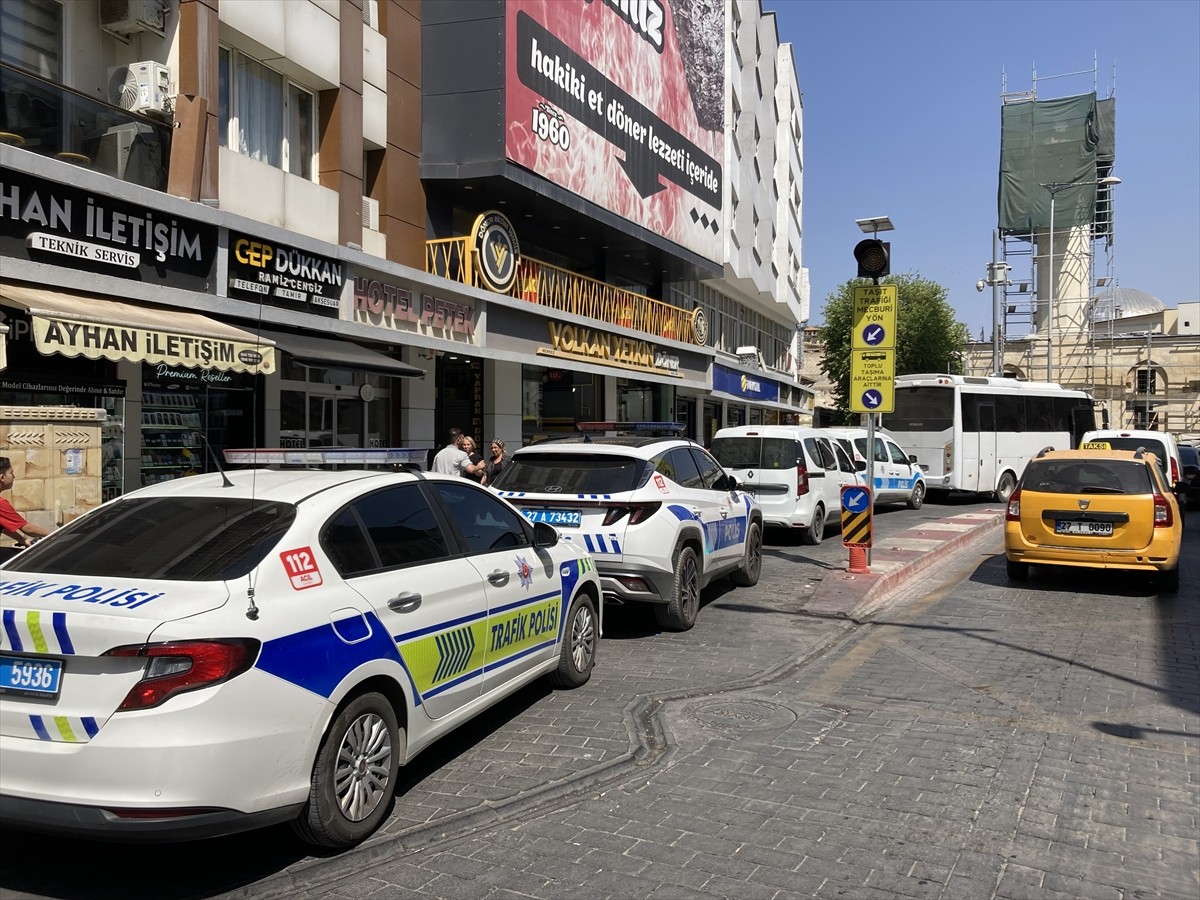 Gaziantep'te kent merkezindeki cep telefonu satıcılarına yönelik kaçakçılık operasyonu...