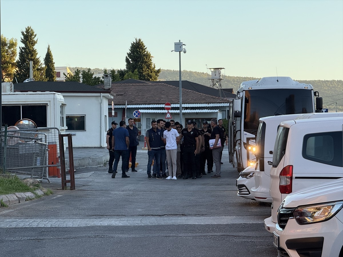 Gaziantep'te organize şekilde araçlarla takip ettikleri kişileri, kaza süsü verdikten sonra...