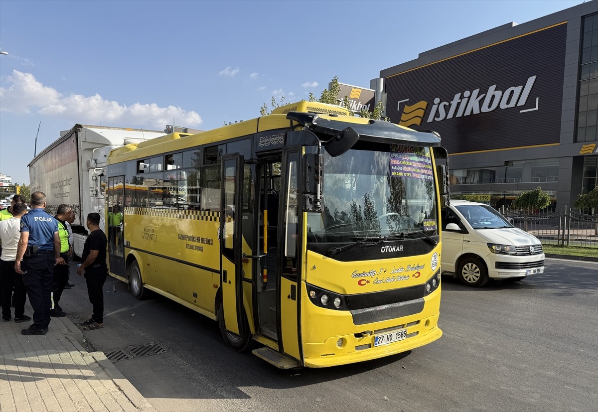 Gaziantep'te tırın özel halk otobüsüne çarpması sonucu 2'si ağır 3 kişi yaralandı.