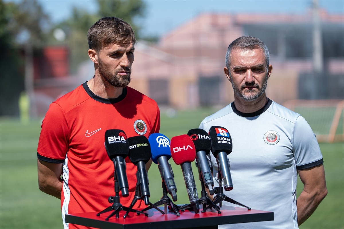 Gençlerbirliği oyuncuları Zan Zuzek (fotoğrafta) ve Göktan Gürpüz, Süper Lig'in 4. haftasında 31...