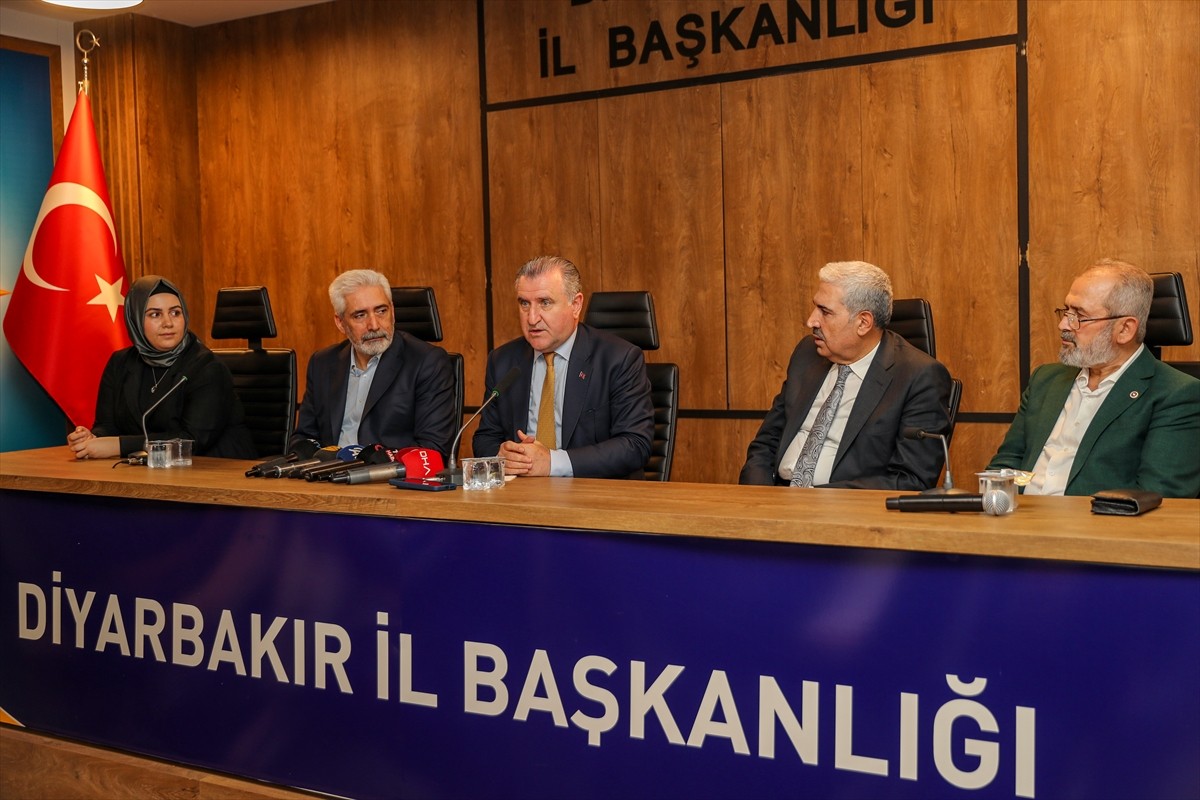 Gençlik ve Spor Bakanı Osman Aşkın Bak, AK Parti İl Başkanlığı'na ziyarette bulunarak, AK Parti İl...