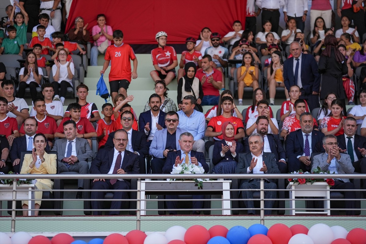 Gençlik ve Spor Bakanı Osman Aşkın Bak, Aydın'da Adnan Menderes Üniversitesi Stadyumunda...