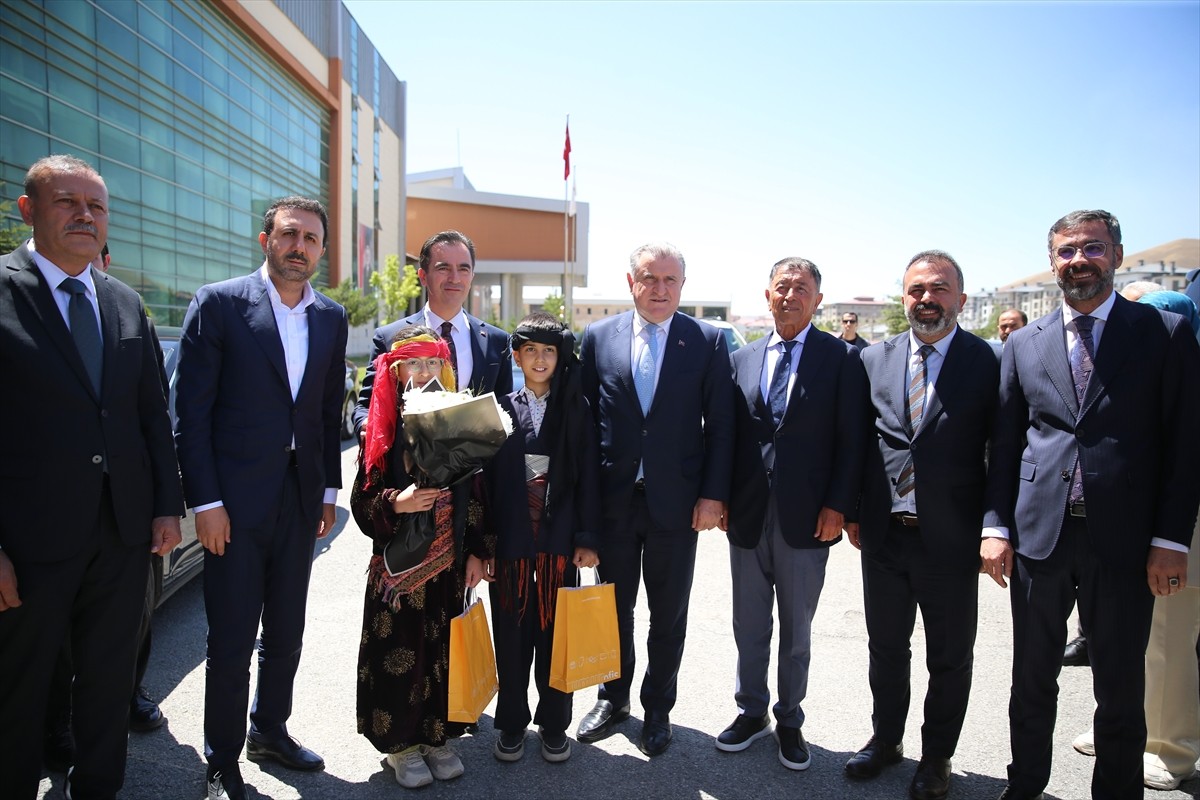 Gençlik ve Spor Bakanı Osman Aşkın Bak, Bitlis Valisi Ahmet Karakaya'yı makamında ziyaret etti....