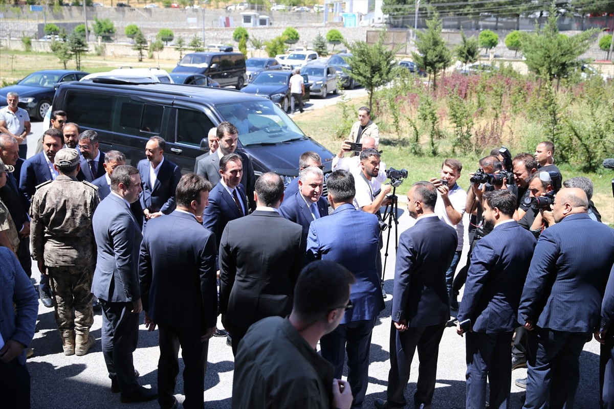 Gençlik ve Spor Bakanı Osman Aşkın Bak, Bitlis Valisi Ahmet Karakaya'yı makamında ziyaret etti....