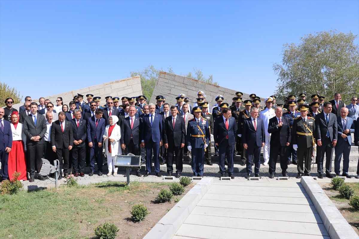 Gençlik ve Spor Bakanı Osman Aşkın Bak, Kütahya'nın Altıntaş ilçesine bağlı Zafertepe Çalköy'deki...