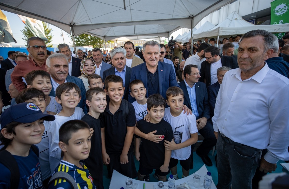 Gençlik ve Spor Bakanı Osman Aşkın Bak, Sakarya'nın Arifiye ilçesi Fatih Mahallesi'nde düzenlenen...