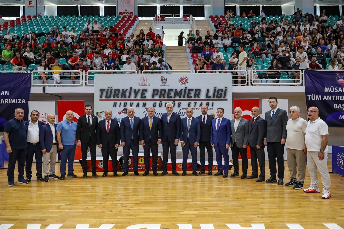 Gençlik ve Spor Bakanı Osman Aşkın Bak, Türkiye Karate Federasyonunca Diyarbakır'ın merkez...