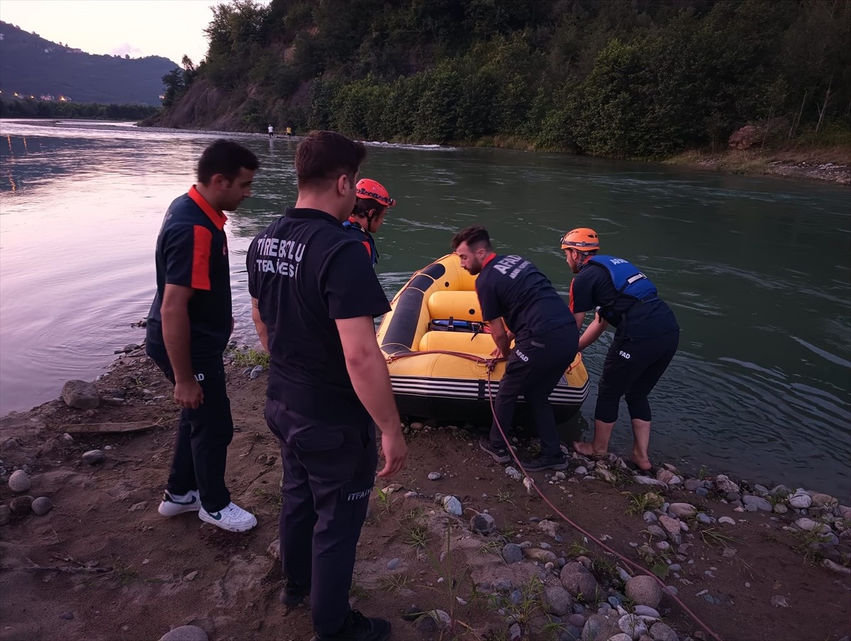 Giresun'un Tirebolu ilçesinde Harşit Çayı'nda mahsur kalan 2 kişi, İl Afet ve Acil Durum Müdürlüğü...