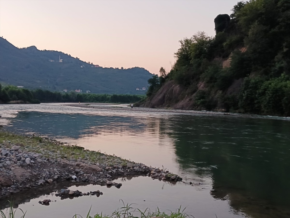 Giresun'un Tirebolu ilçesinde Harşit Çayı'nda mahsur kalan 2 kişi, İl Afet ve Acil Durum Müdürlüğü...