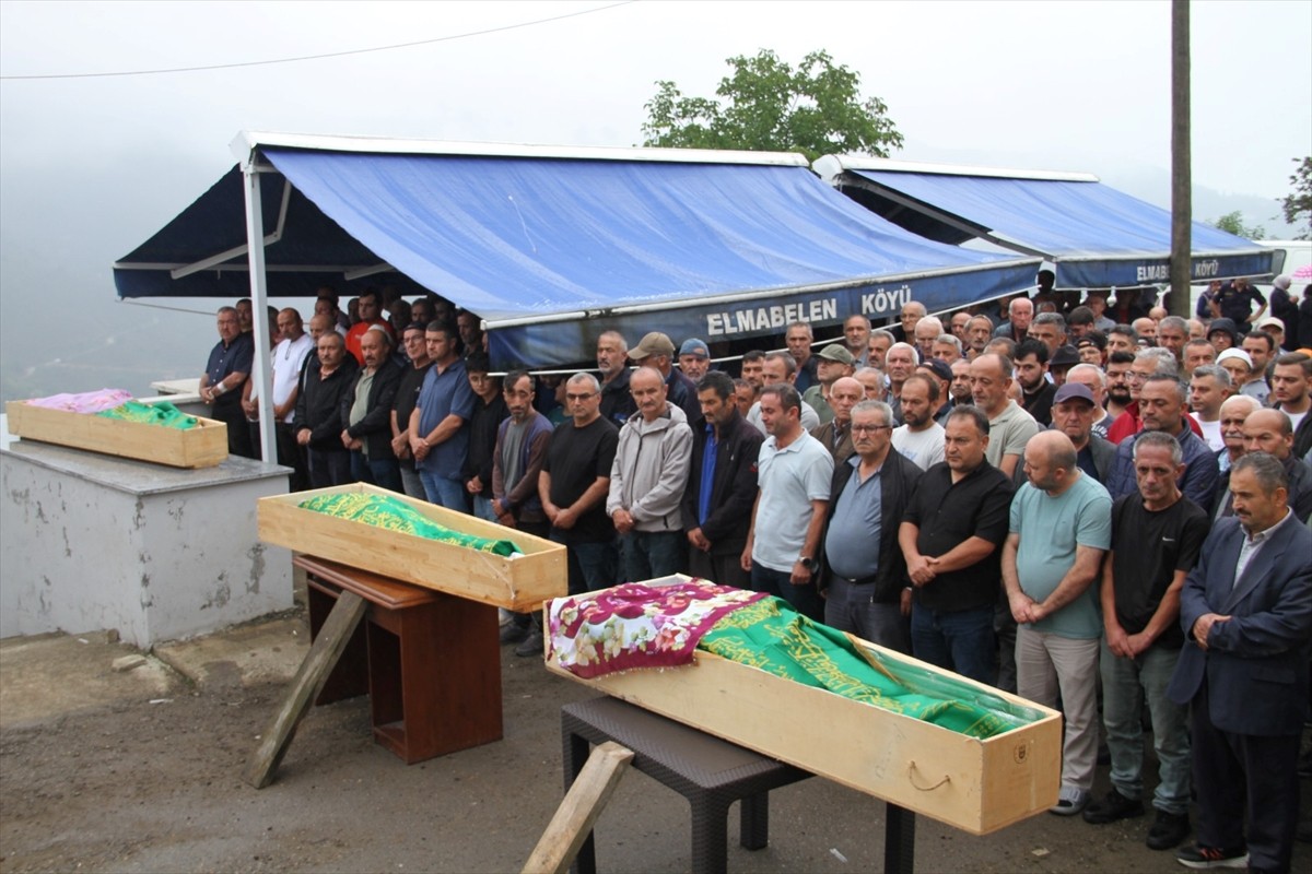 Giresun'un Yağlıdere ilçesinde otomobilin uçuruma yuvarlandığı kazada ölen aynı aileden 3 kişinin...