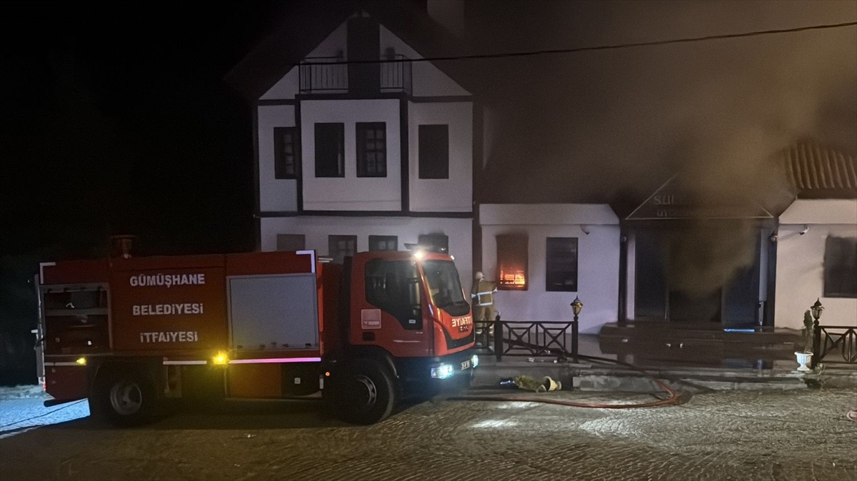 Gümüşhane'de bir butik otelde çıkan yangına itfaiye ekiplerince müdahale ediliyor.