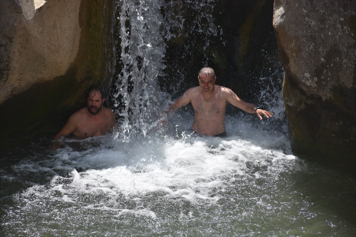 Gümüşhane'nin Kelkit ilçesindeki Çimenli Kanyonu, serinlemek isteyen doğa tutkunlarını...
