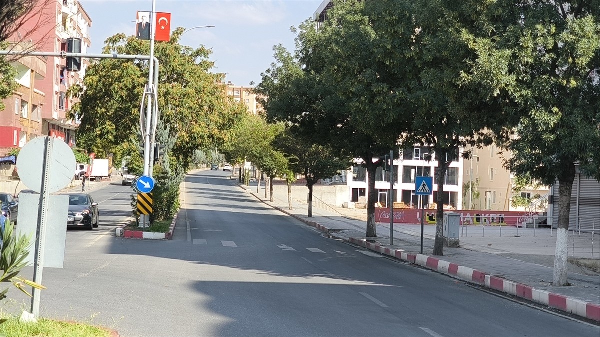 Güneydoğu Anadolu Bölgesi'nde sıcak havanın hayatı olumsuz etkilediği kentlerden Siirt'te, 15...