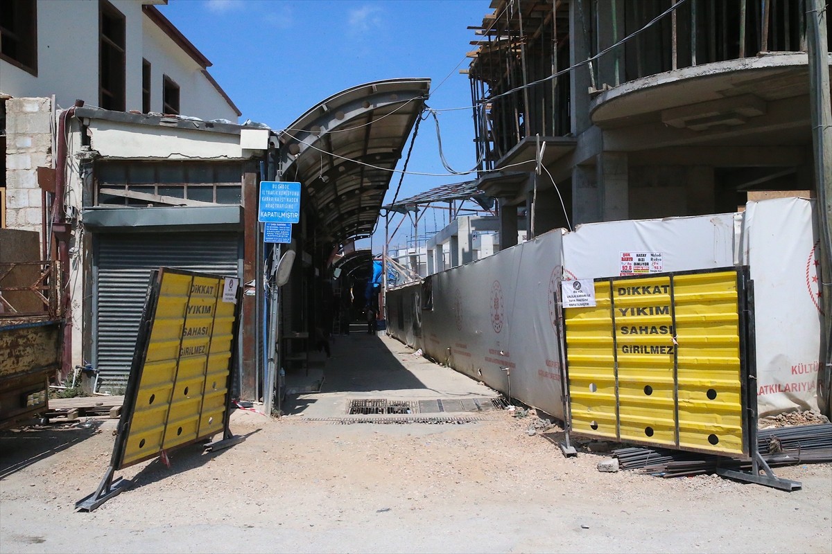 Hatay'da, Kahramanmaraş merkezli 6 Şubat 2023'teki depremlerde hasar gören tarihi Uzun Çarşı'da...