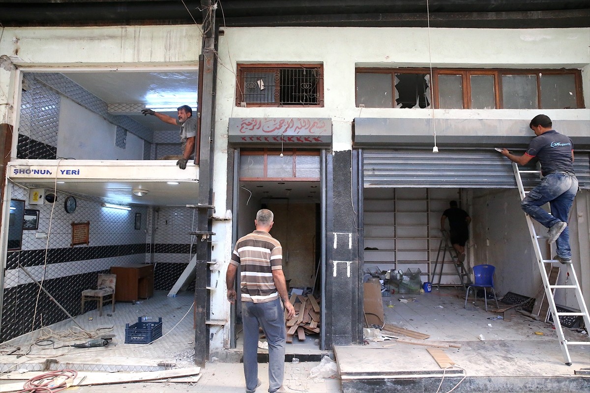 Hatay'da, Kahramanmaraş merkezli 6 Şubat 2023'teki depremlerde hasar gören tarihi Uzun Çarşı'da...