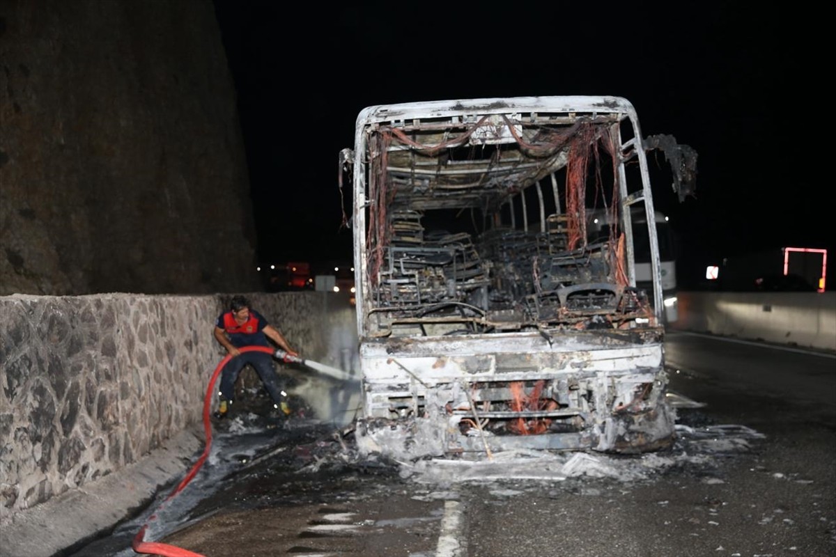 Hatay'ın Belen ilçesinde yolcu otobüsünde çıkan yangın, itfaiye ekiplerince söndürüldü. Yangında...