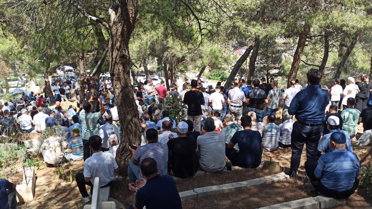 Hatay'ın Hassa ilçesinde otomobil ile çekicinin çarpıştığı trafik kazasında hayatını kaybeden 3...