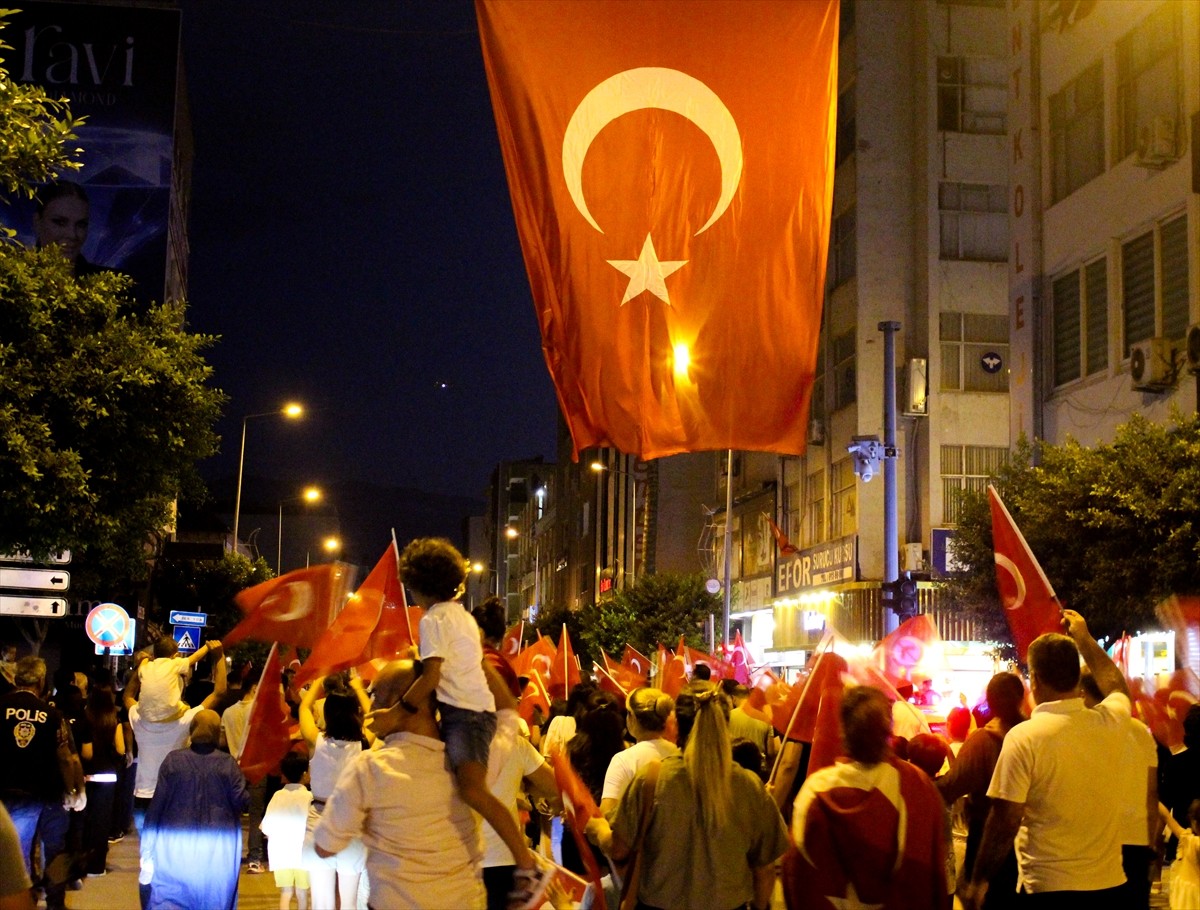 Hatay'ın İskenderun ilçesinde, 30 Ağustos Zafer Bayramı kutlamaları kapsamında fener alayı...