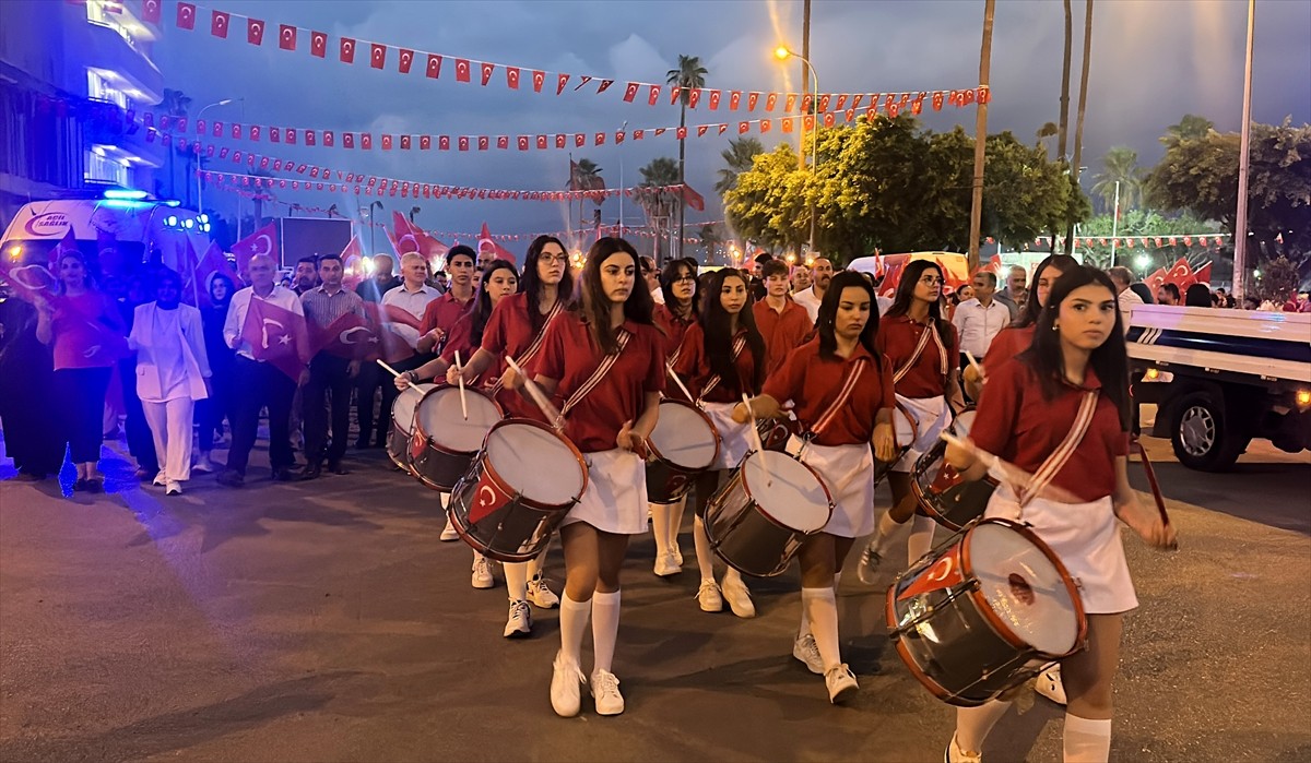 Hatay'ın İskenderun ilçesinde, 30 Ağustos Zafer Bayramı kutlamaları kapsamında fener alayı...