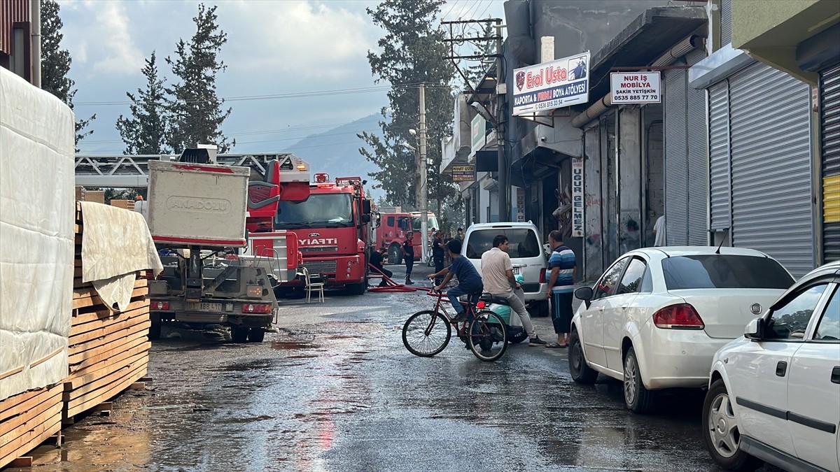 Hatay'ın İskenderun ilçesinde, mobilya atölyesinde çıkan yangın itfaiye ekiplerince...