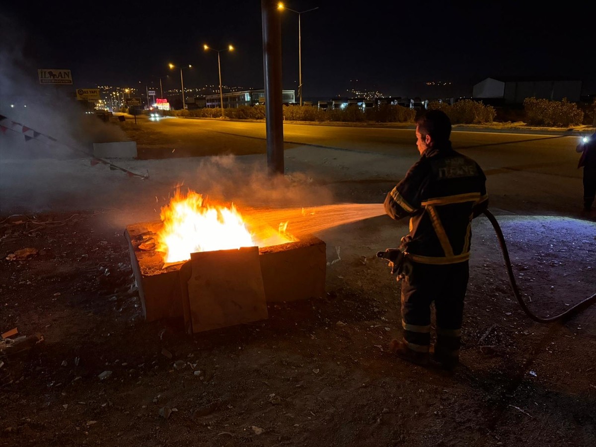 Hatay'ın merkez Antakya ilçesinde bir iş yerinin önündeki yağmur suyu giderlerinde çıkan yangın...