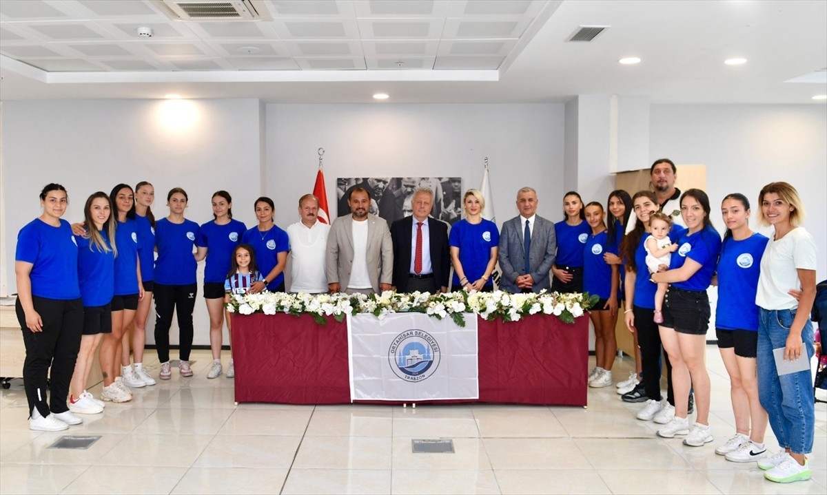 Hentbol Kadınlar Süper Ligi'nde mücadele eden Ortahisar Belediyespor'da 15 oyuncuyla sözleşme...