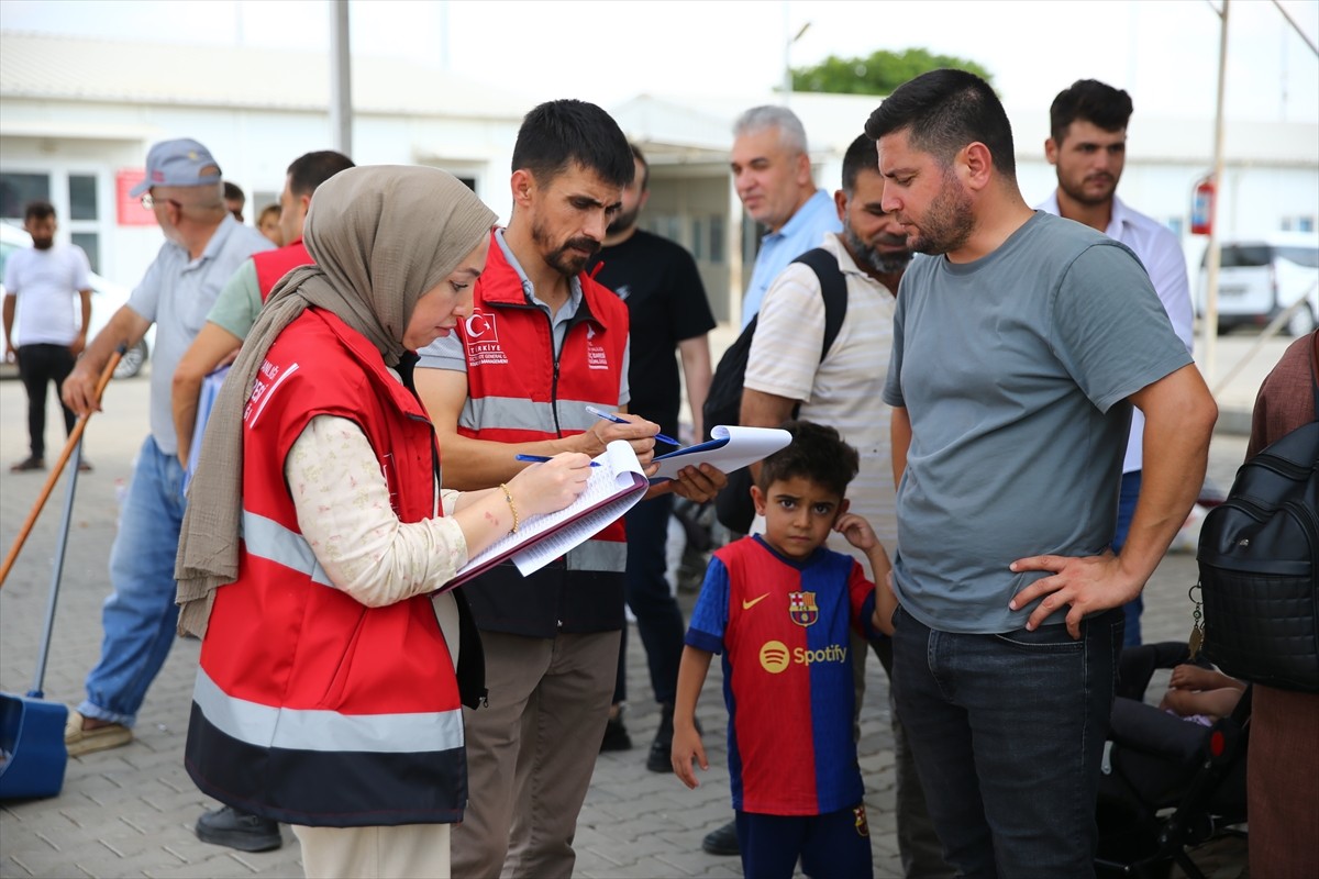 İç savaş nedeniyle Türkiye'ye sığınan Suriyelilerin 61 yıllık Baas rejiminin devrilmesi sonrasında...