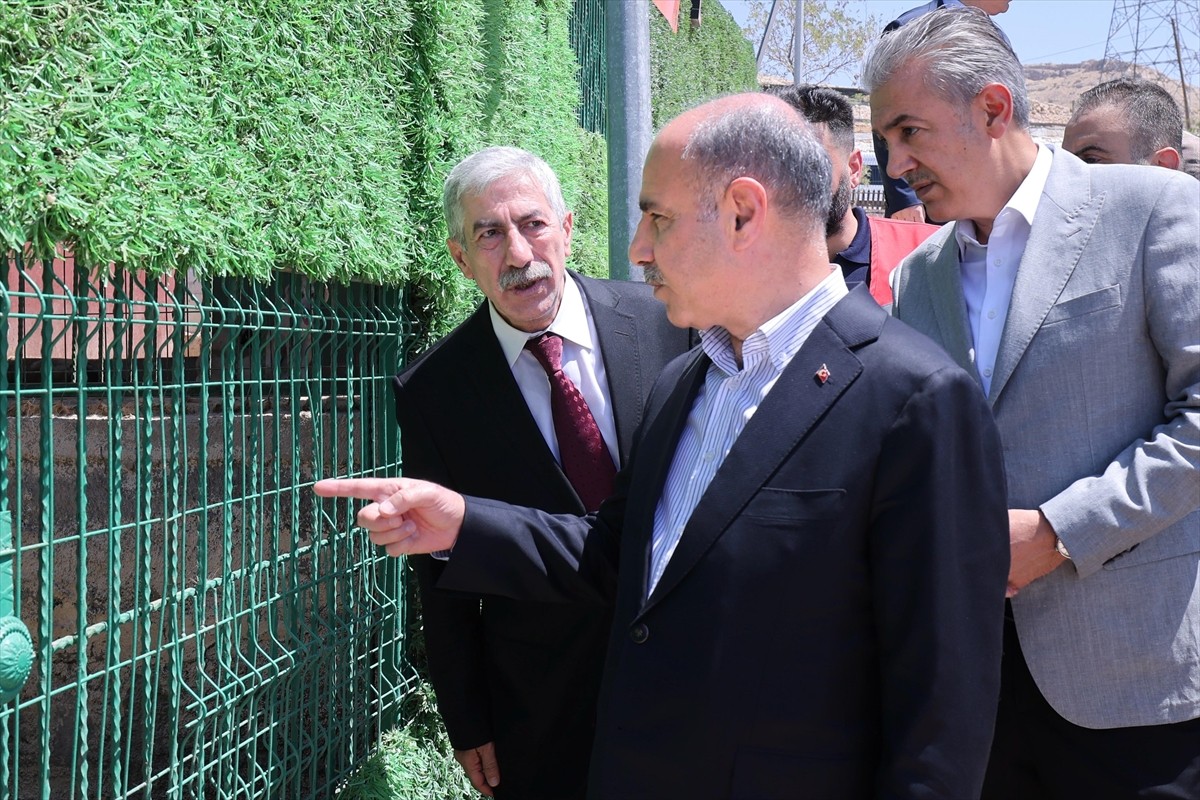 İçişleri Bakan Yardımcısı Mehmet Aktaş (ortada), Mardin Büyükşehir Belediyesi Hayvan Bakımevi ve...