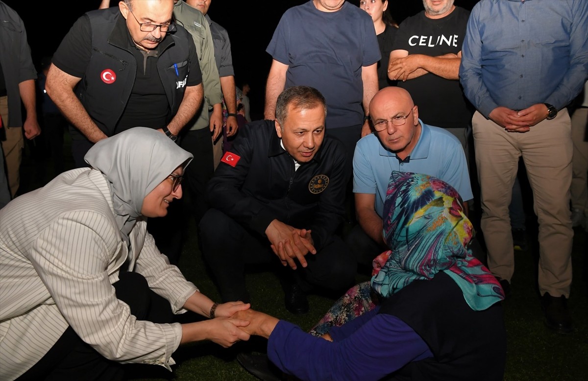 İçişleri Bakanı Ali Yerlikaya, 6,1 büyüklüğünde depremin meydana geldiği Balıkesir'in Sındırgı...