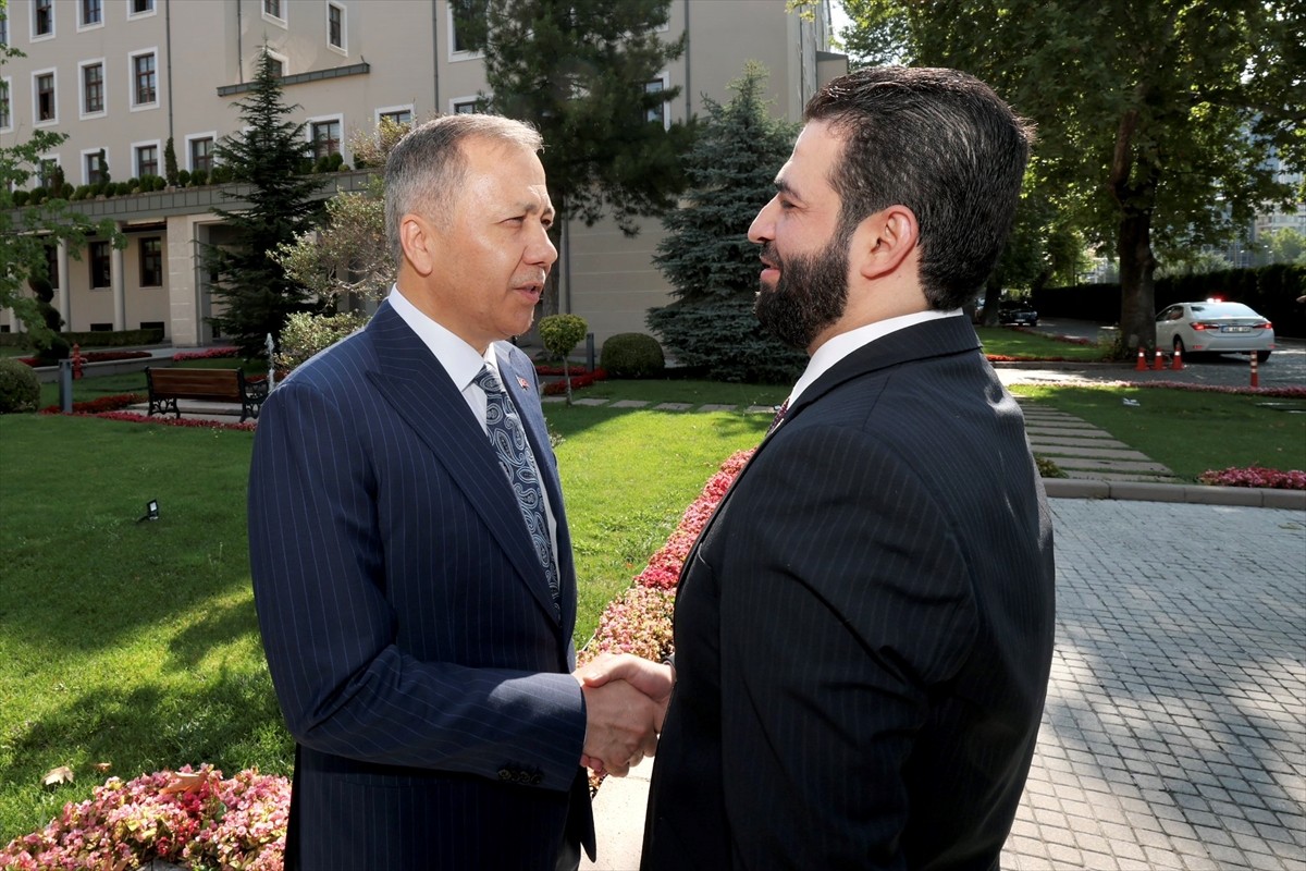 İçişleri Bakanı Ali Yerlikaya (sağda), Suriye İçişleri Bakanı Enes Hattab (solda) ile İçişleri...
