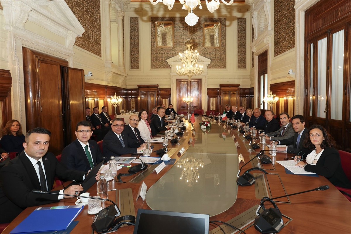 İçişleri Bakanı Ali Yerlikaya (solda), Roma'da İtalya İçişleri Bakanı Matteo Piantedosi (sağda)...