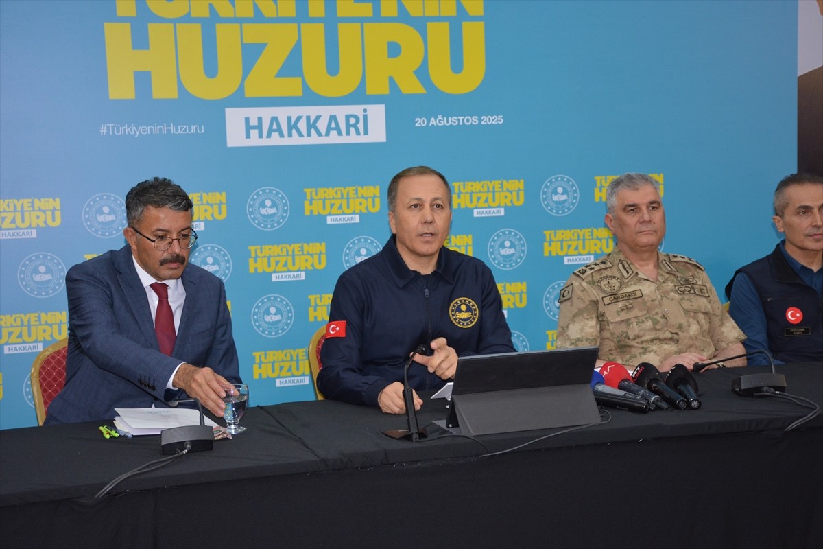 İçişleri Bakanı Ali Yerlikaya, Türkiye'nin Huzuru Hakkari toplantısına katıldı.