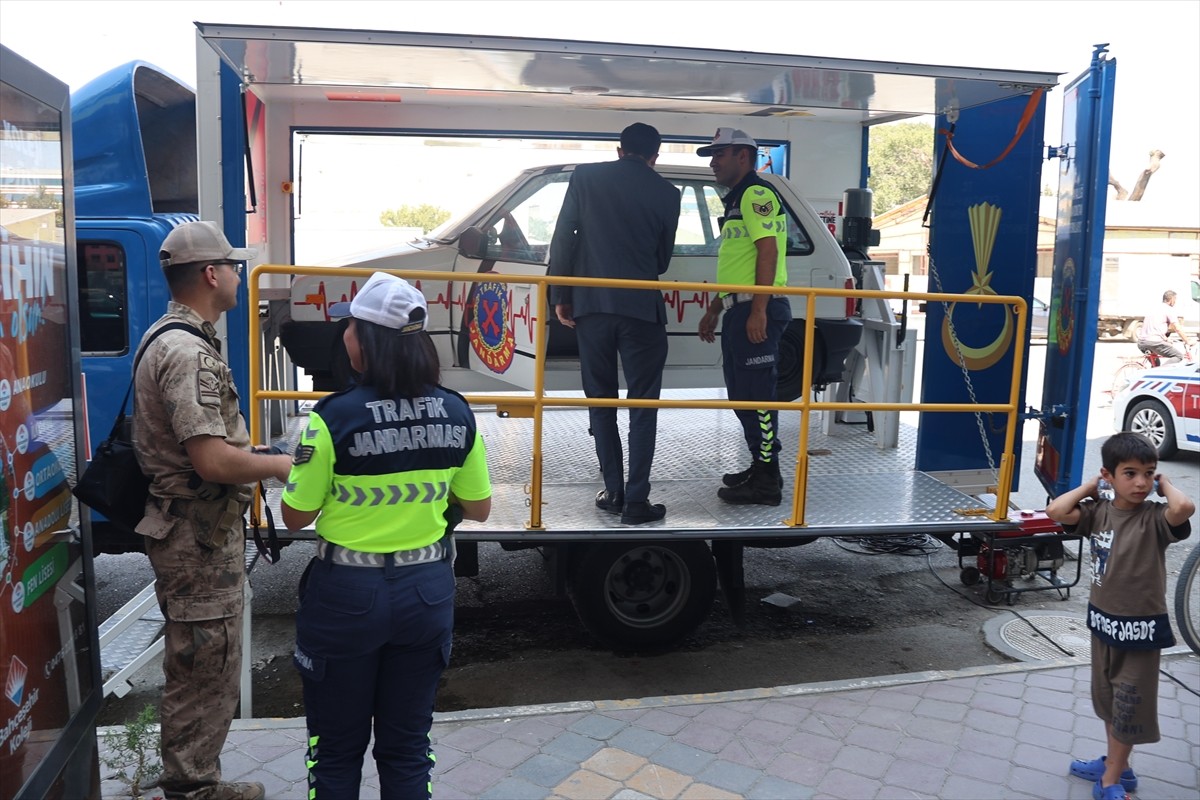 Iğdır'da jandarma ekipleri, emniyet kemerinin hayat kurtardığını vatandaşlara, simülasyon aracıyla...