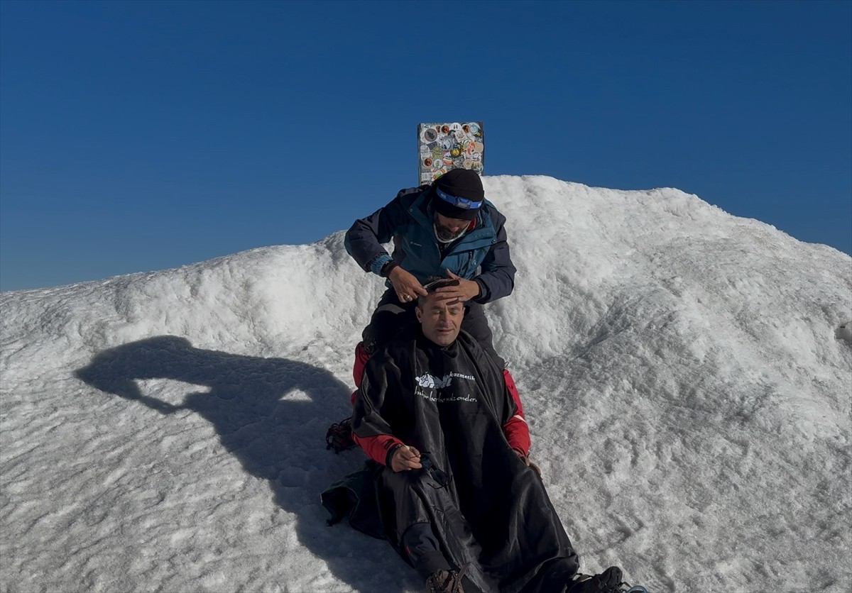 Iğdırlı berber ve dağcı Murat Akay, kendisiyle Ağrı Dağı'nın zirvesinde tırmanan müşterisini, 5...