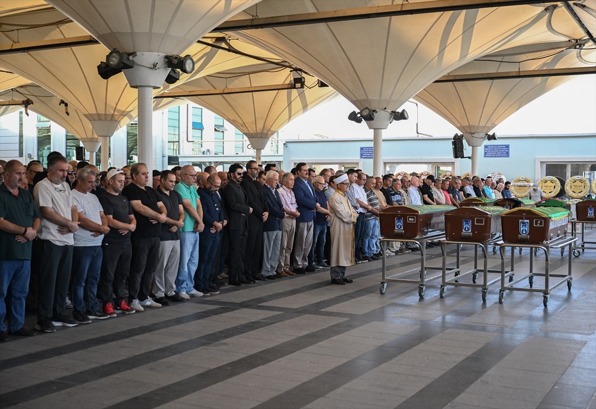 İranlı ressam ve minyatür sanatçısı Yakup Cem için Karşıyaka Mezarlığı'ndaki Ahmet Efendi...