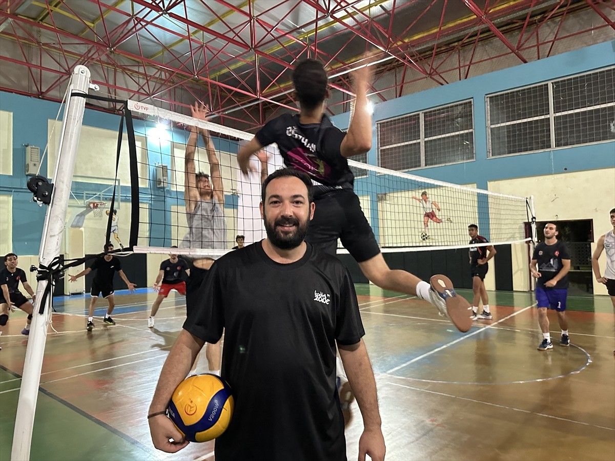 Isparta'nın Eğirdir ilçesinde voleybol antrenörü Egemen Uysal'ın çocukluk hayalinden yola çıkarak...