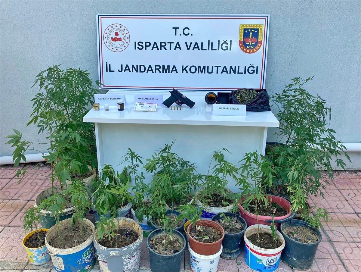 Isparta'nın Şarkikaraağaç ilçesinde düzenlenen uyuşturucu operasyonunda 2 şüpheli yakalandı....