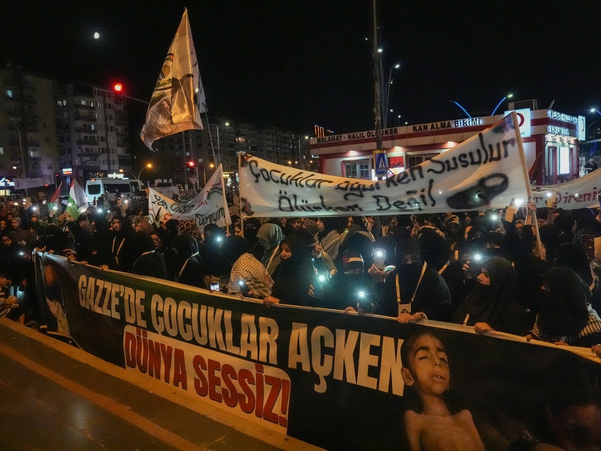 İsrail'in Gazze'ye yönelik saldırıları Diyarbakır'da protesto edildi. Peygamber Sevdalıları Vakfı...