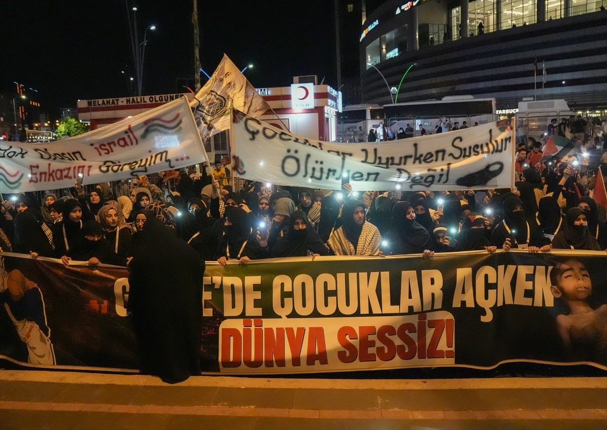 İsrail'in Gazze'ye yönelik saldırıları Diyarbakır'da protesto edildi. Peygamber Sevdalıları Vakfı...