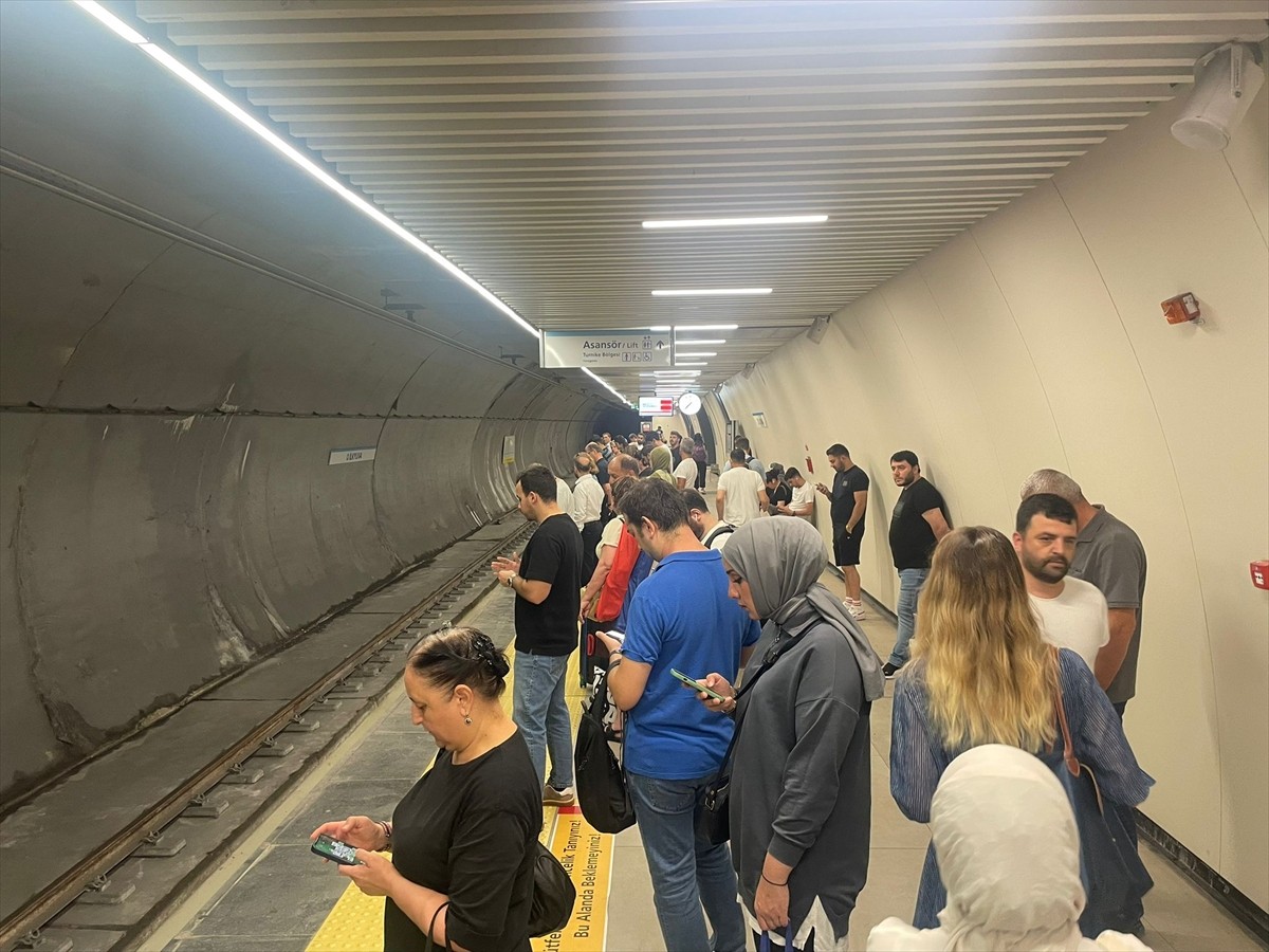 İstanbul'da M3 Bakırköy-Kayaşehir Metro Hattı'nda teknik arıza nedeniyle yoğunluk...