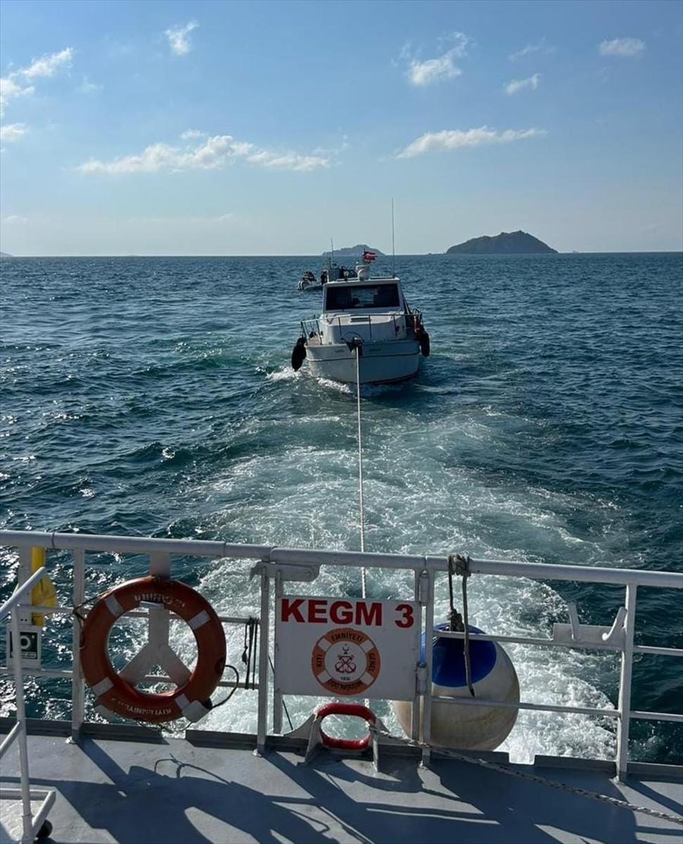 İstanbul Boğazı'nda makine arızası nedeniyle sürüklenen ve içinde 2 kişi bulunan tekne...