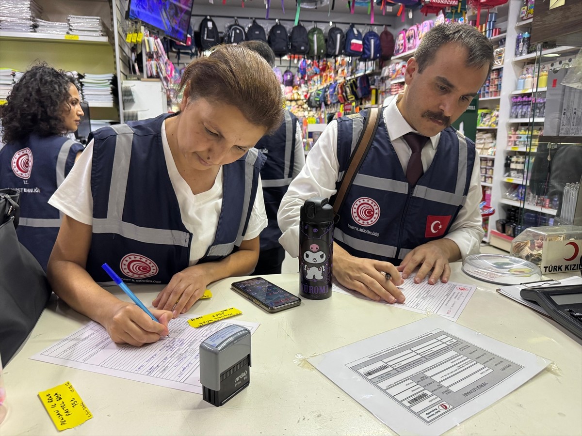 İstanbul Ticaret İl Müdürlüğü ekipleri, kentte 2025-2026 yılı eğitim öğretim dönemi öncesinde...