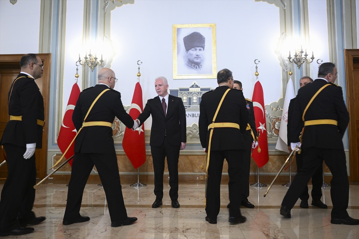 İstanbul Valisi Davut Gül, 30 Ağustos Zafer Bayramı dolayısıyla tebrikleri kabul etti. Törene...