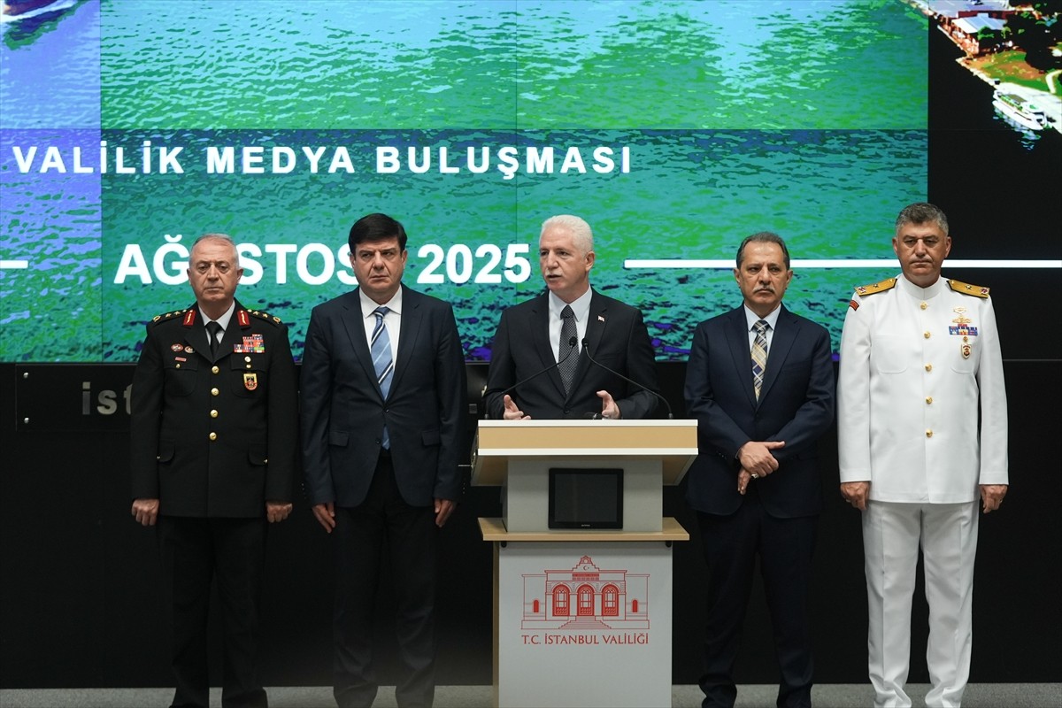 İstanbul Valisi Davut Gül (ortada), Eyüpsultan'daki İl Afet ve Acil Durum Müdürlüğü'nde (AFAD)...