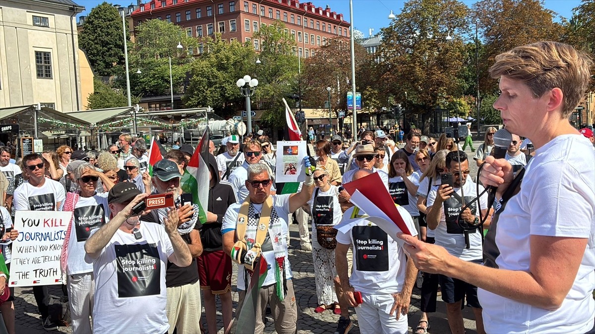 İsveç'in başkenti Stockholm'de bir araya gelen gazeteciler, Gazze'de meslektaşlarını öldüren...