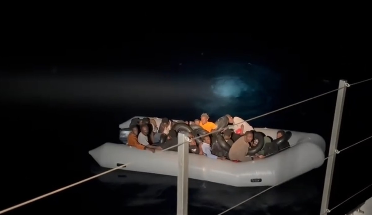 İzmir'de denizde ve karada 83 düzensiz göçmen yakalandı, göçmen kaçakçısı olduğu iddiasıyla 1...